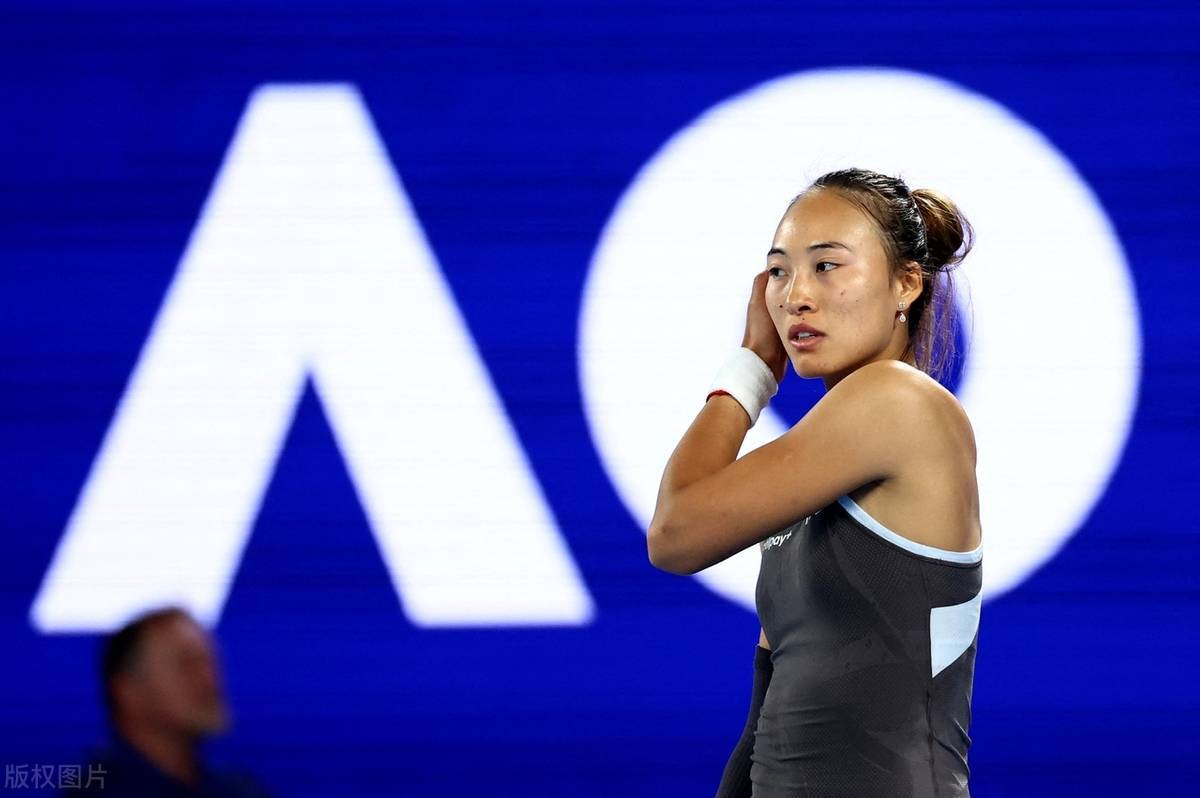 WTA排名乱了!美国选手退赛,排名反升2位,郑钦文传来2大坏消息